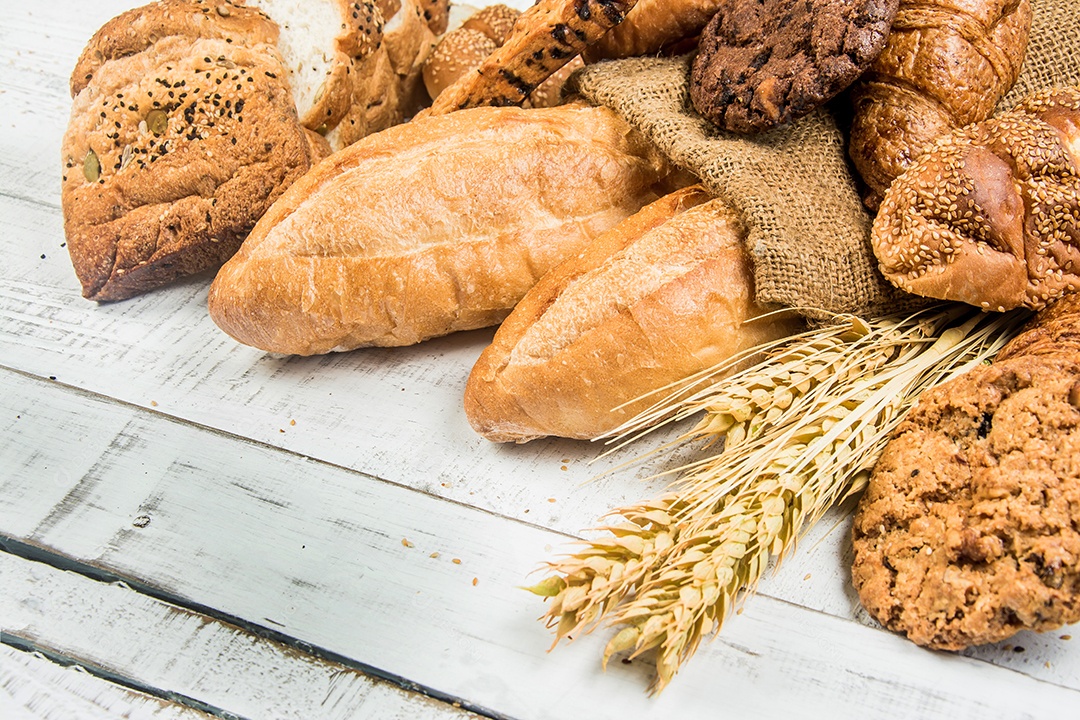 padaria em fundo branco de madeira diferentes tipos de pão