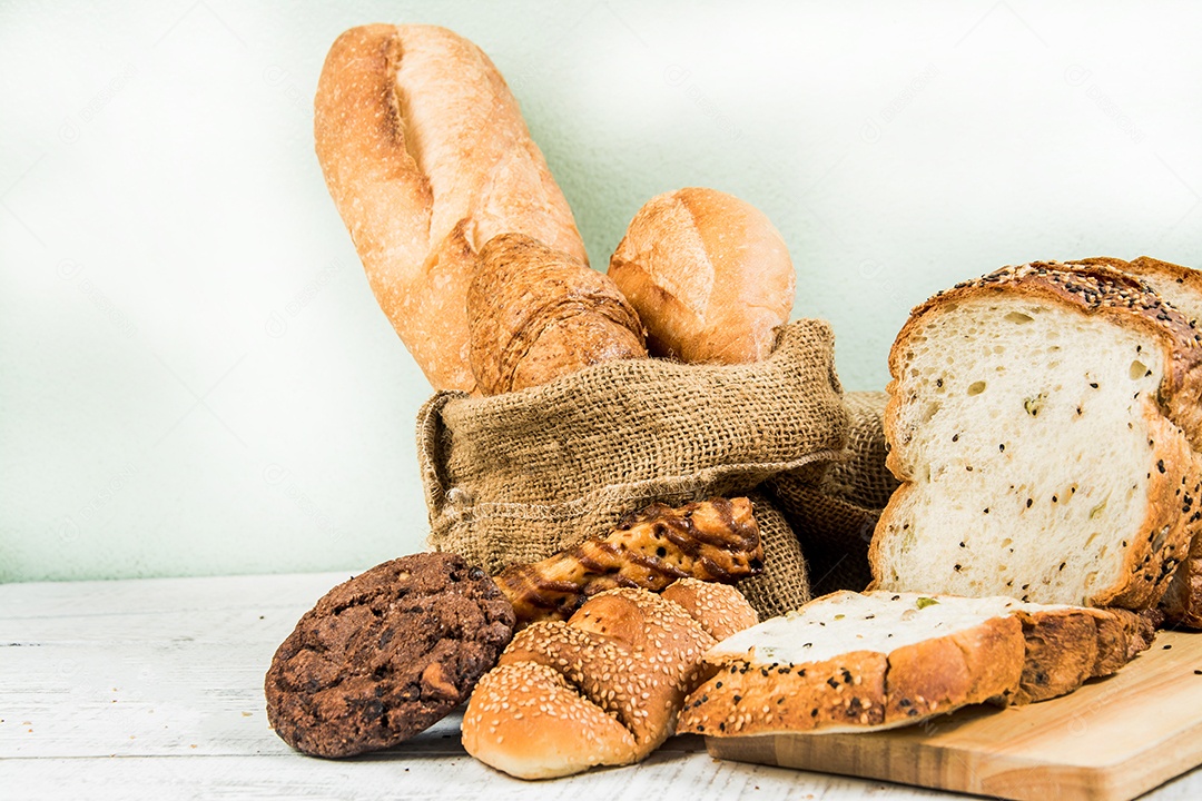 padaria em fundo branco de madeira diferentes tipos de pão