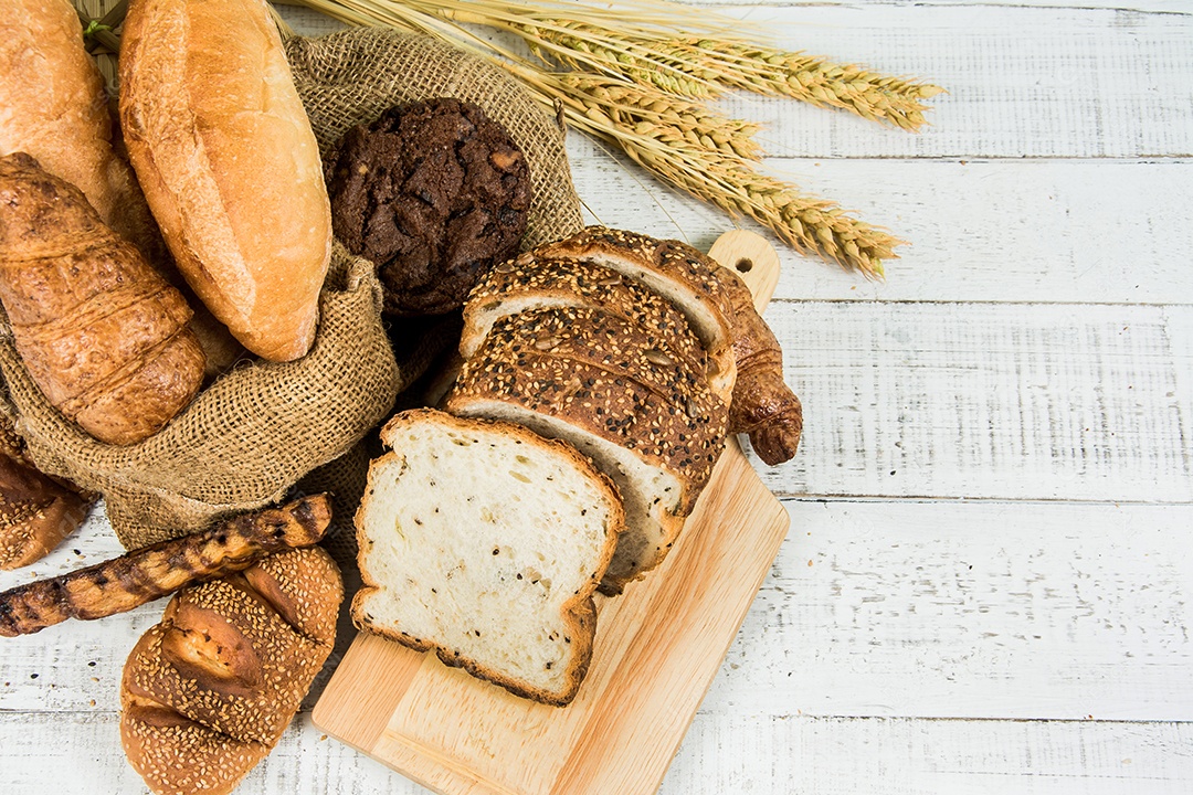 padaria em fundo branco de madeira diferentes tipos de pão