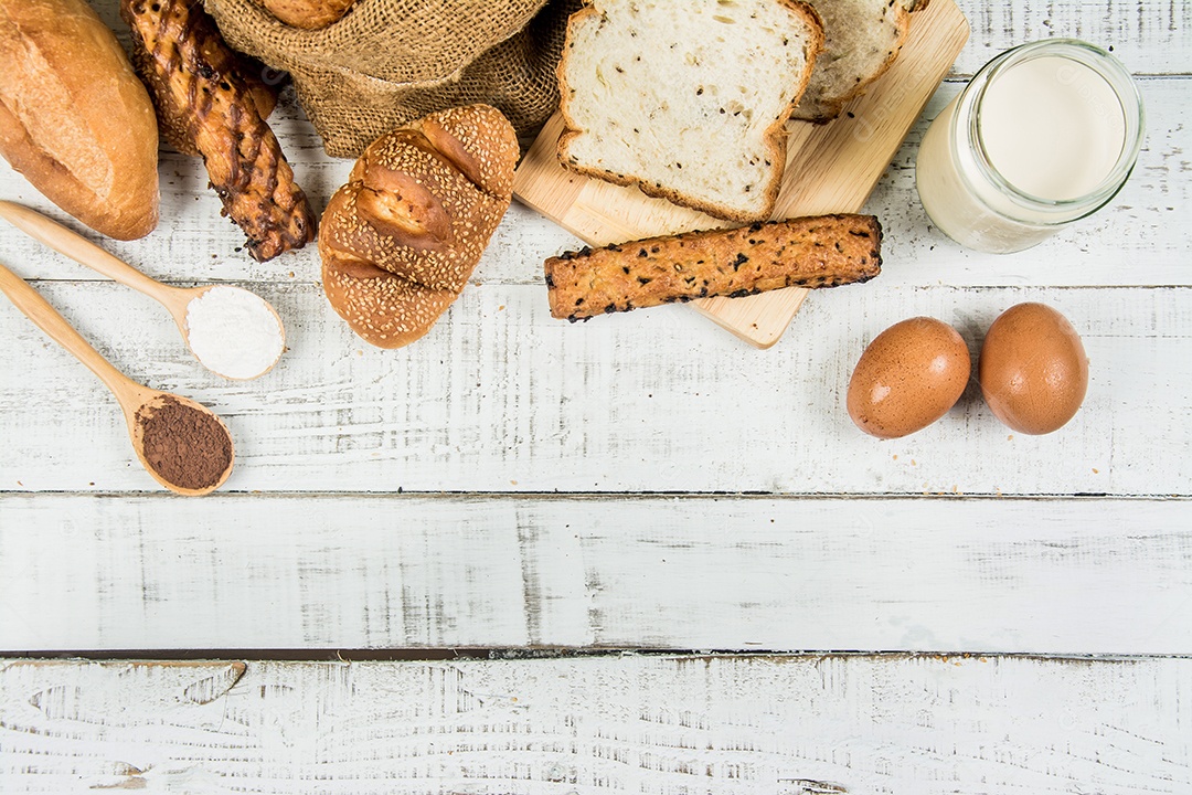 padaria em fundo branco de madeira diferentes tipos de pão