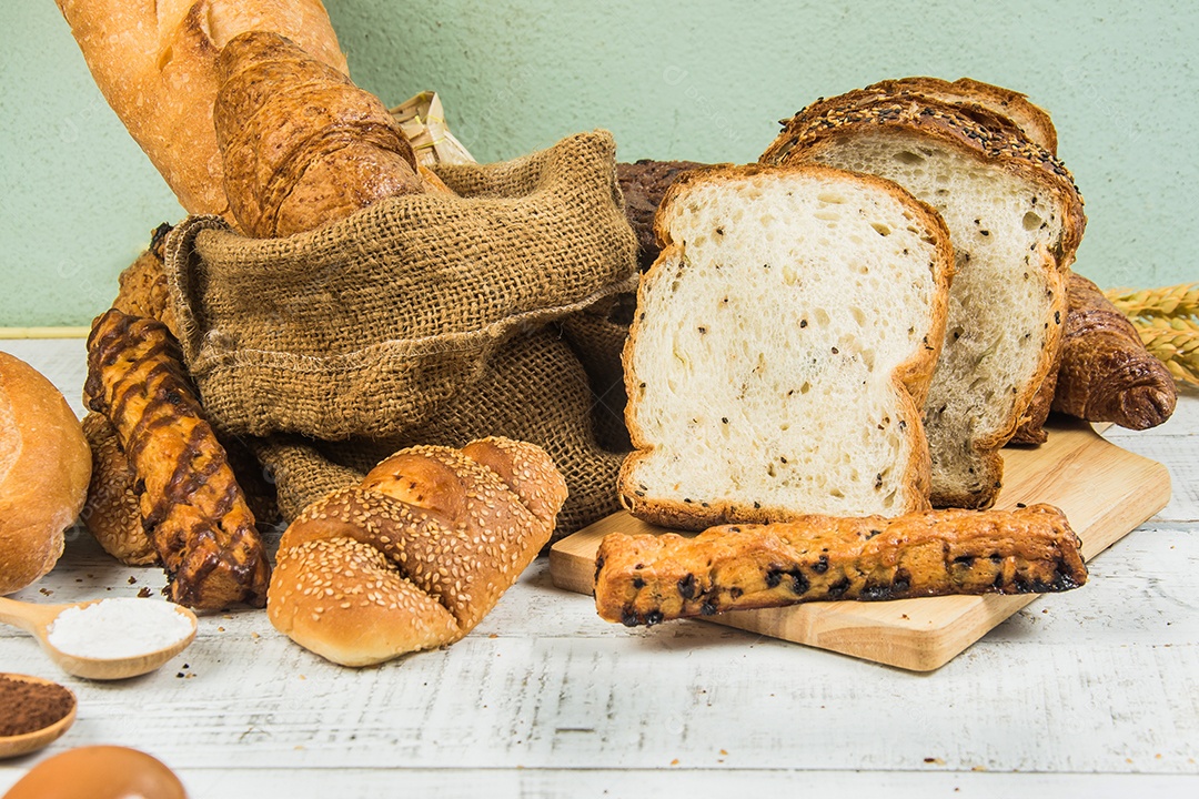 padaria em fundo branco de madeira diferentes tipos de pão