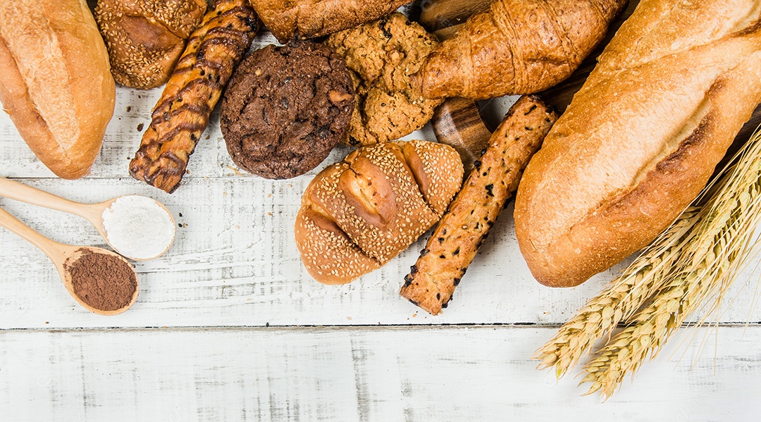 padaria em fundo branco de madeira diferentes tipos de pão