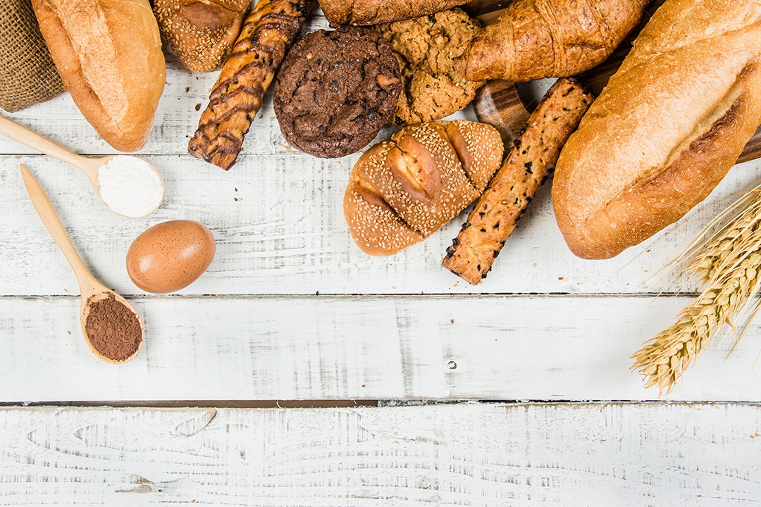 padaria em fundo branco de madeira diferentes tipos de pão