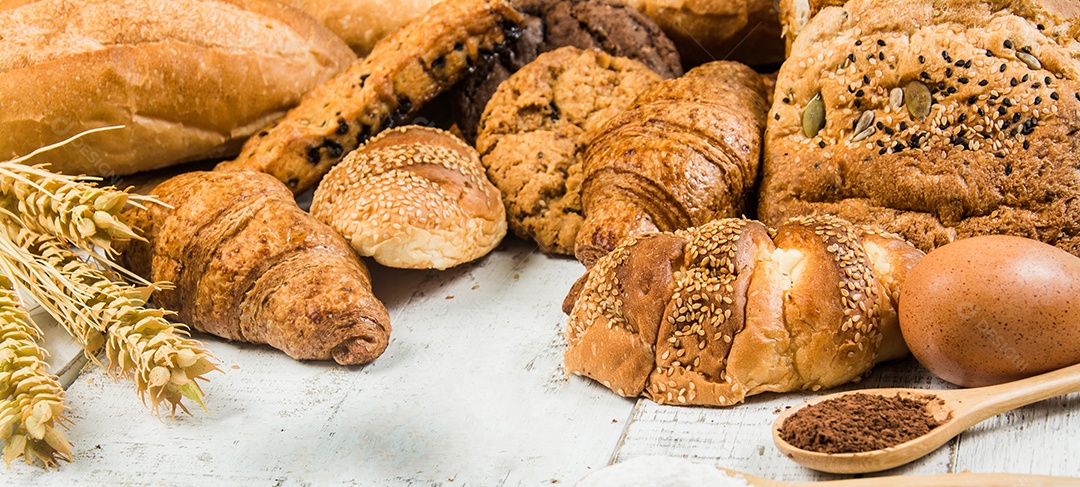 padaria em fundo branco de madeira diferentes tipos de pão