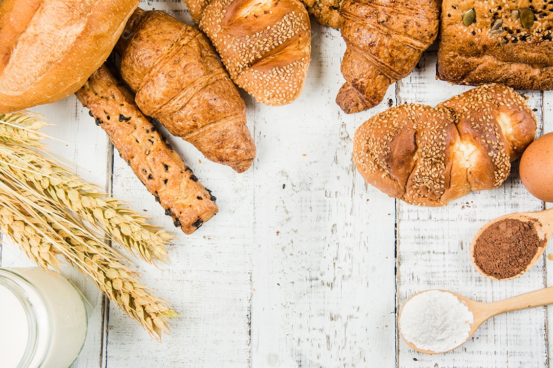 padaria em fundo branco de madeira diferentes tipos de pão