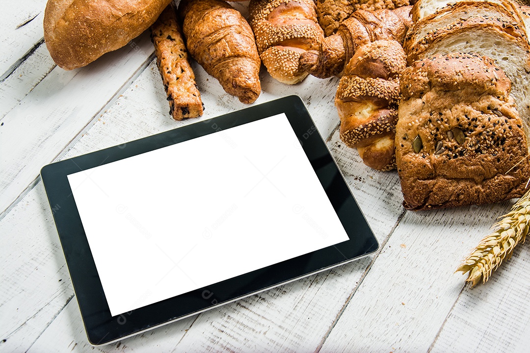 padaria em fundo branco de madeira diferentes tipos de pão