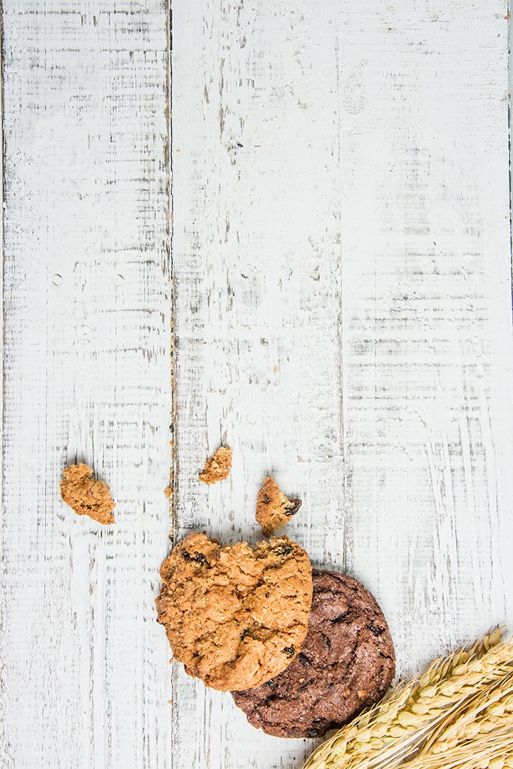 padaria em fundo branco de madeira diferentes tipos de pão