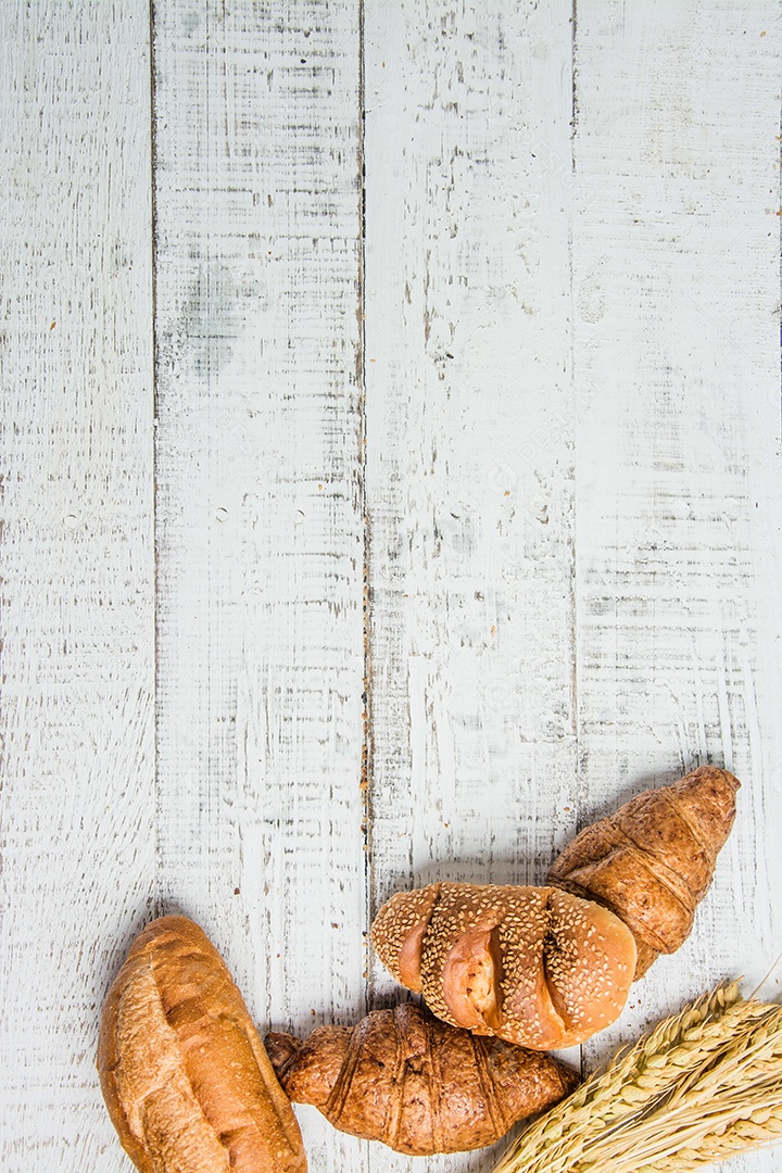 padaria em fundo branco de madeira diferentes tipos de pão