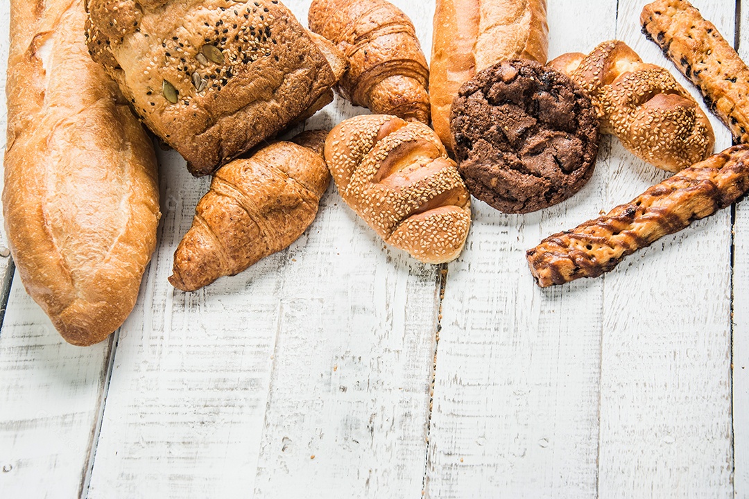 padaria em fundo branco de madeira diferentes tipos de pão