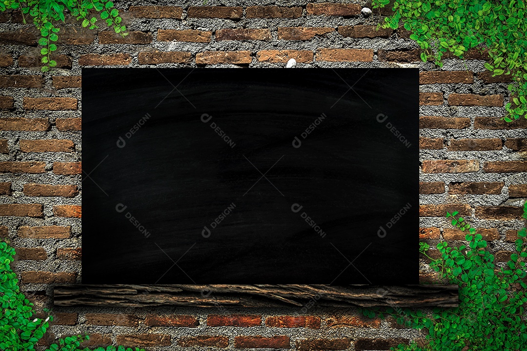 Quadro negro sobre parede de tijolos