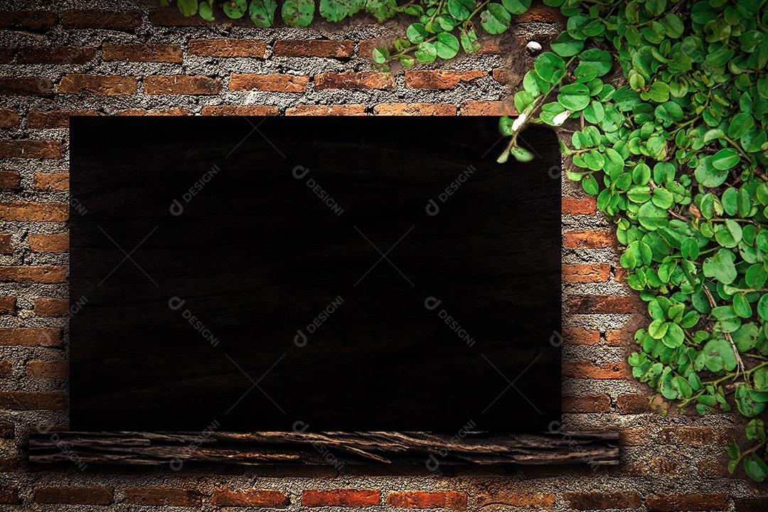 Quadro negro sobre parede de tijolos