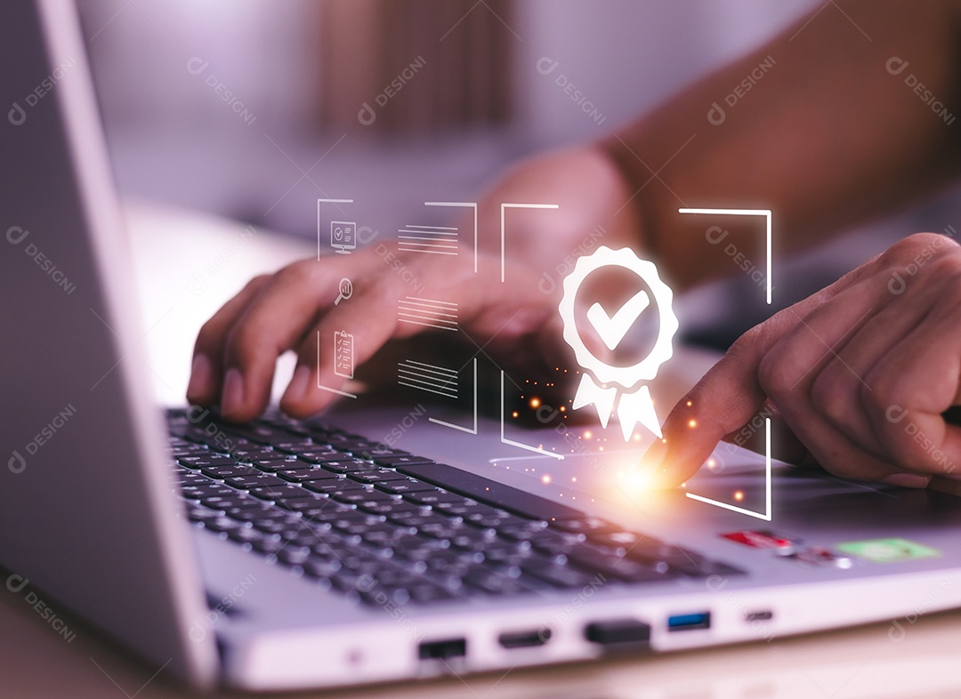 Conceito de avaliação de atendimento ao cliente. homem asiático sorridente