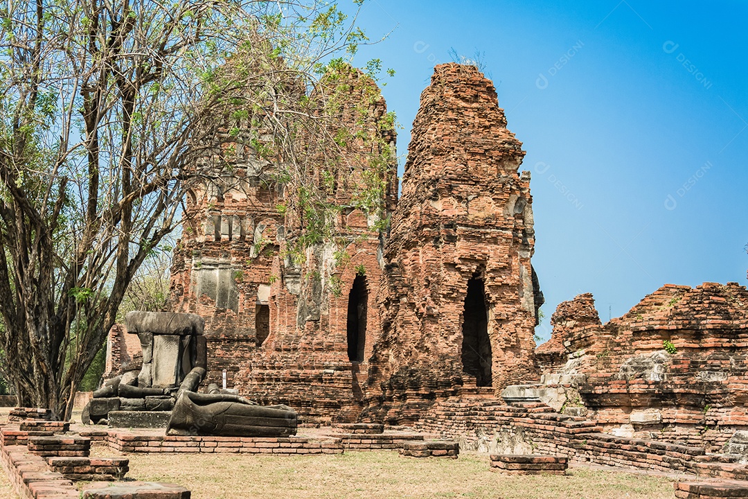 TAILÂNDIA Ruínas e antiguidades no Parque Histórico de Ayutthaya Turistas de todo o mundo decadência de Buda