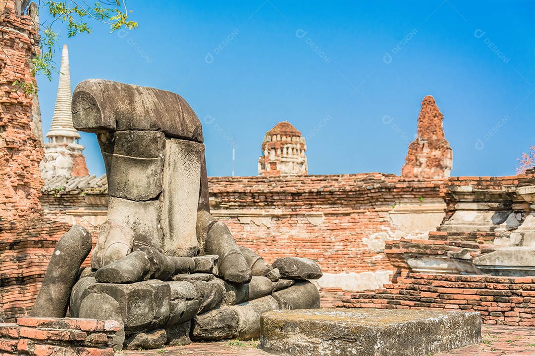 TAILÂNDIA Ruínas e antiguidades no Parque Histórico de Ayutthaya Turistas de todo o mundo decadência de Buda
