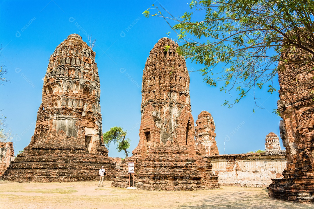 TAILÂNDIA Ruínas e antiguidades no Parque Histórico de Ayutthaya Turistas de todo o mundo decadência de Buda