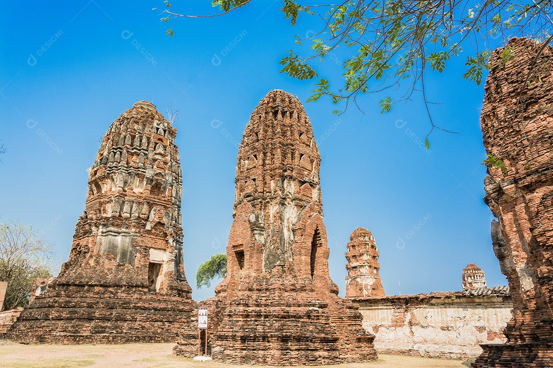 TAILÂNDIA Ruínas e antiguidades no Parque Histórico de Ayutthaya Turistas de todo o mundo decadência de Buda