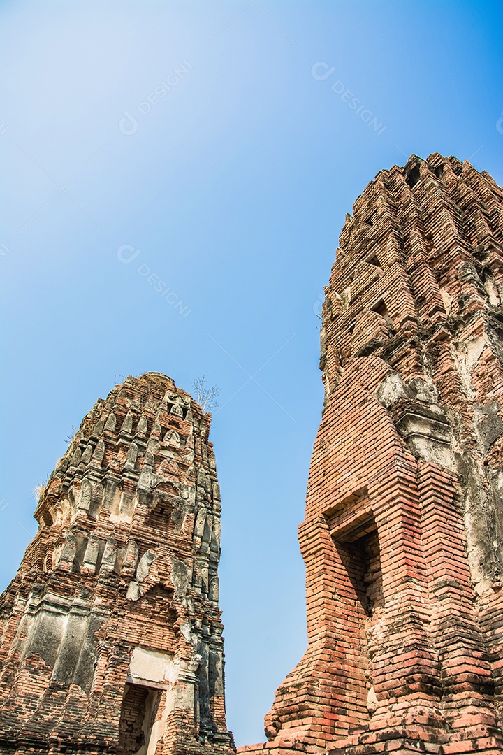 TAILÂNDIA Ruínas e antiguidades no Parque Histórico de Ayutthaya Turistas de todo o mundo decadência de Buda