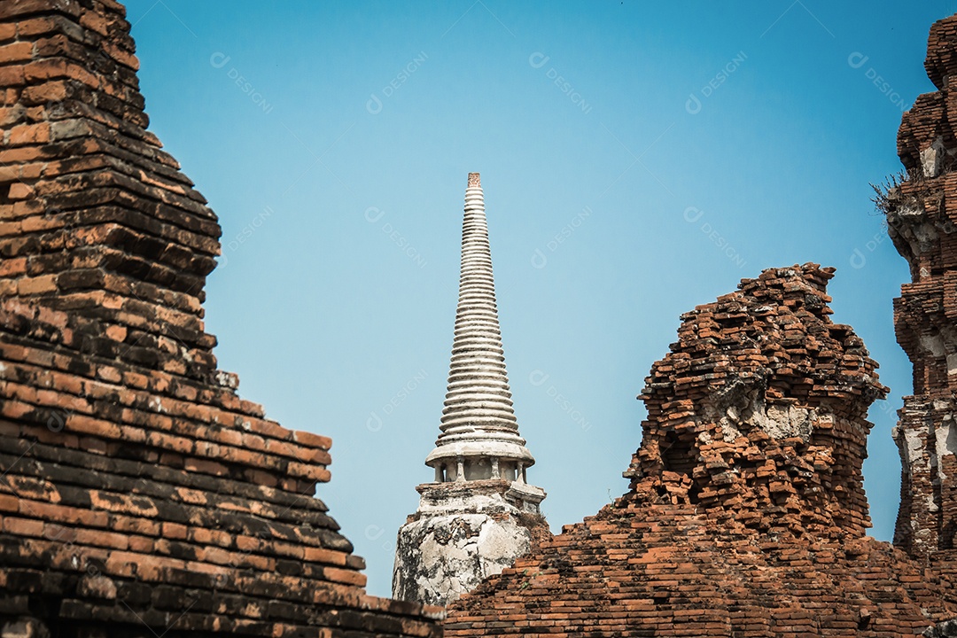 TAILÂNDIA Ruínas e antiguidades no Parque Histórico de Ayutthaya Turistas de todo o mundo decadência de Buda