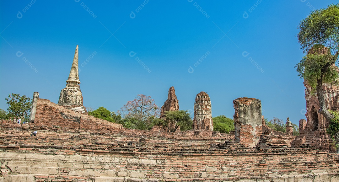 TAILÂNDIA Ruínas e antiguidades no Parque Histórico de Ayutthaya Turistas de todo o mundo decadência de Buda
