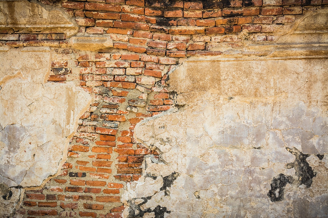 TAILÂNDIA Ruínas e antiguidades no Parque Histórico de Ayutthaya Turistas de todo o mundo decadência de Buda