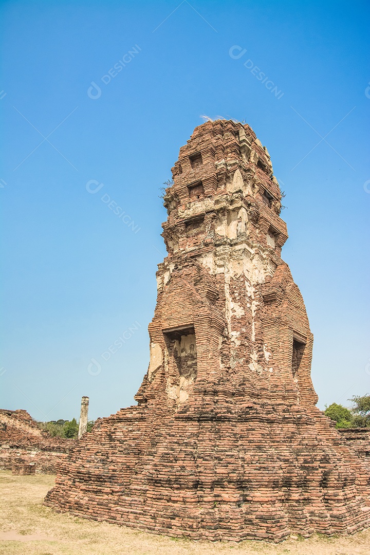 TAILÂNDIA Ruínas e antiguidades no Parque Histórico de Ayutthaya Turistas de todo o mundo decadência de Buda