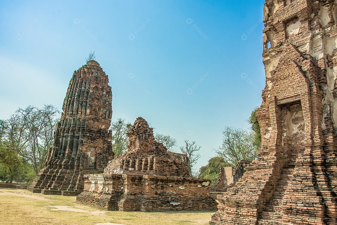 TAILÂNDIA Ruínas e antiguidades no Parque Histórico de Ayutthaya Turistas de todo o mundo decadência de Buda