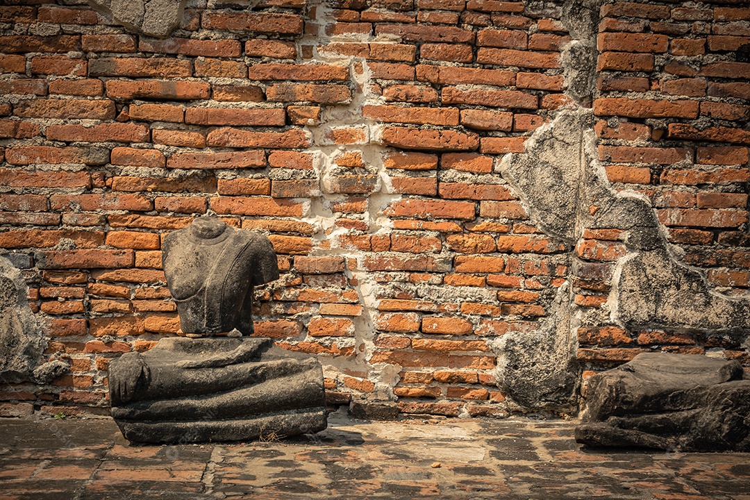 TAILÂNDIA Ruínas e antiguidades no Parque Histórico de Ayutthaya Turistas de todo o mundo decadência de Buda