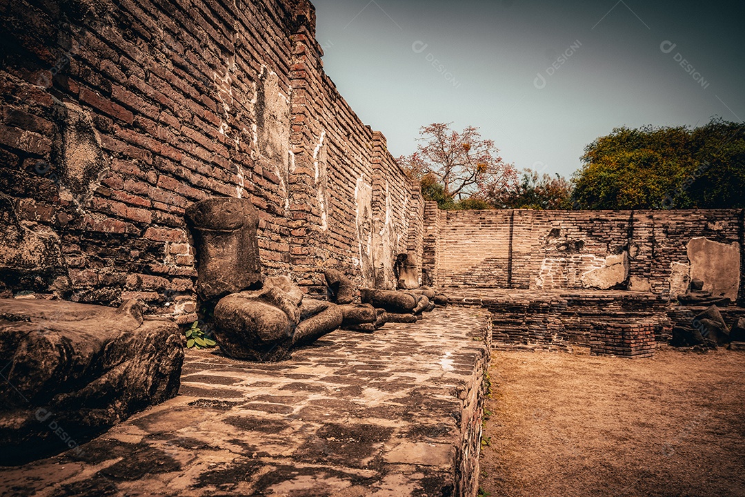 TAILÂNDIA Ruínas e antiguidades no Parque Histórico de Ayutthaya Turistas de todo o mundo decadência de Buda