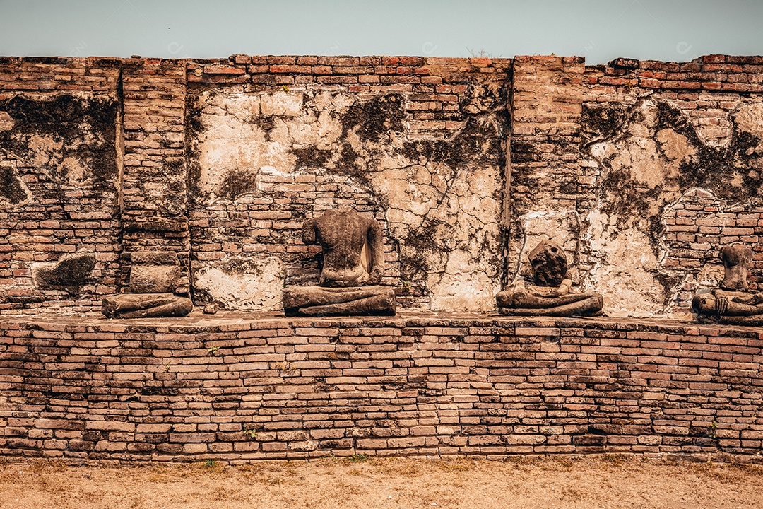 TAILÂNDIA Ruínas e antiguidades no Parque Histórico de Ayutthaya Turistas de todo o mundo decadência de Buda