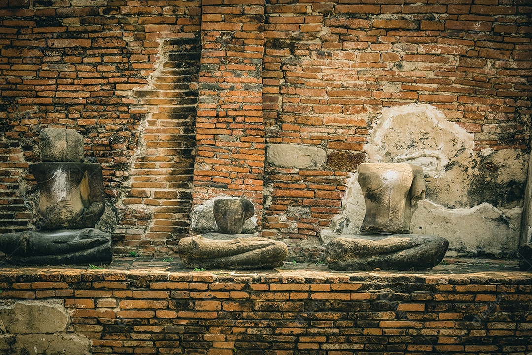 TAILÂNDIA Ruínas e antiguidades no Parque Histórico de Ayutthaya Turistas de todo o mundo decadência de Buda