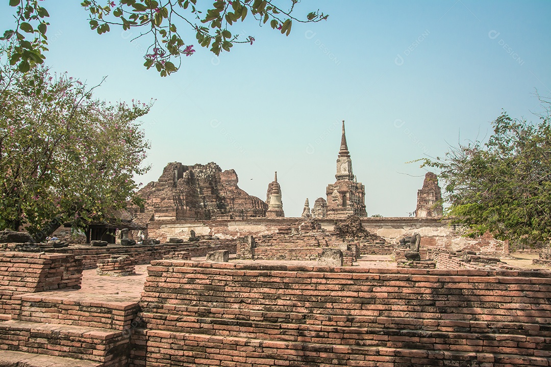 TAILÂNDIA Ruínas e antiguidades no Parque Histórico de Ayutthaya Turistas de todo o mundo decadência de Buda
