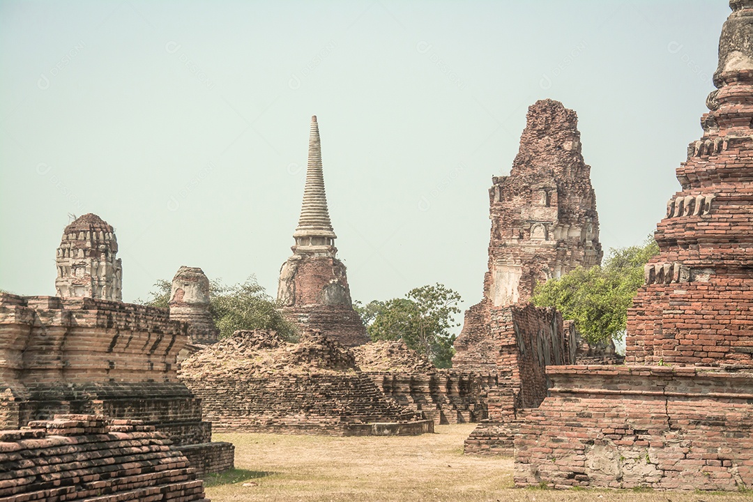 TAILÂNDIA Ruínas e antiguidades no Parque Histórico de Ayutthaya Turistas de todo o mundo decadência de Buda