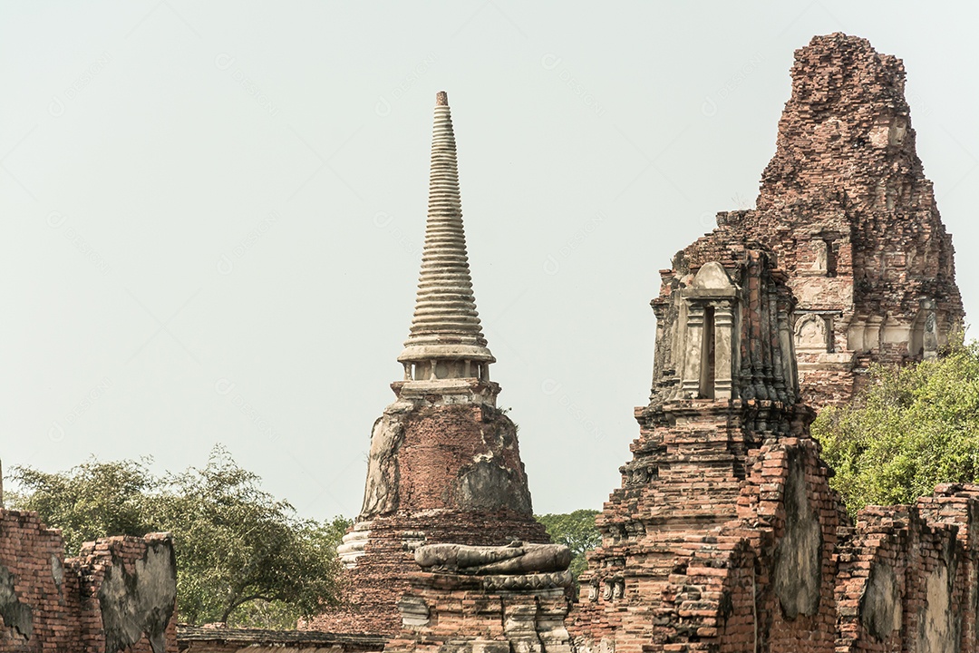 TAILÂNDIA Ruínas e antiguidades no Parque Histórico de Ayutthaya Turistas de todo o mundo decadência de Buda