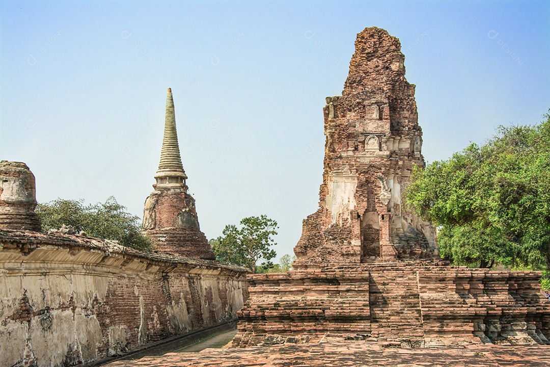 TAILÂNDIA Ruínas e antiguidades no Parque Histórico de Ayutthaya Turistas de todo o mundo decadência de Buda