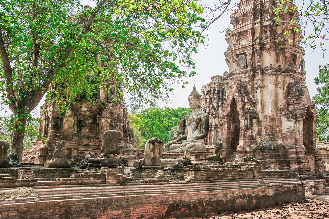 TAILÂNDIA Ruínas e antiguidades no Parque Histórico de Ayutthaya Turistas de todo o mundo decadência de Buda