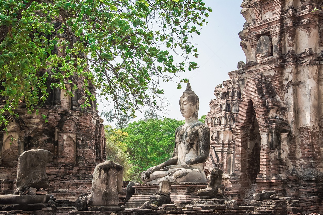 TAILÂNDIA Ruínas e antiguidades no Parque Histórico de Ayutthaya Turistas de todo o mundo decadência de Buda