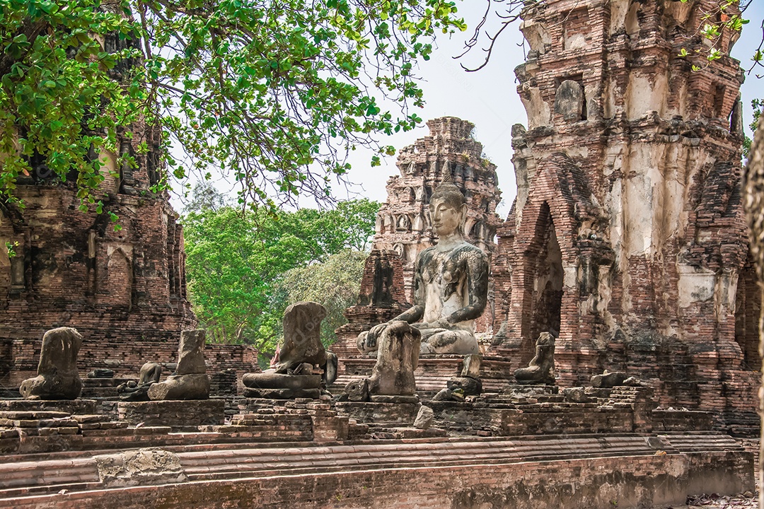 TAILÂNDIA Ruínas e antiguidades no Parque Histórico de Ayutthaya Turistas de todo o mundo decadência de Buda