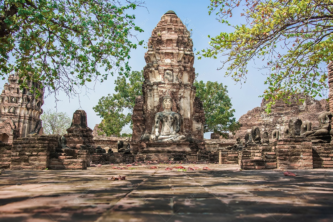 TAILÂNDIA Ruínas e antiguidades no Parque Histórico de Ayutthaya Turistas de todo o mundo decadência de Buda