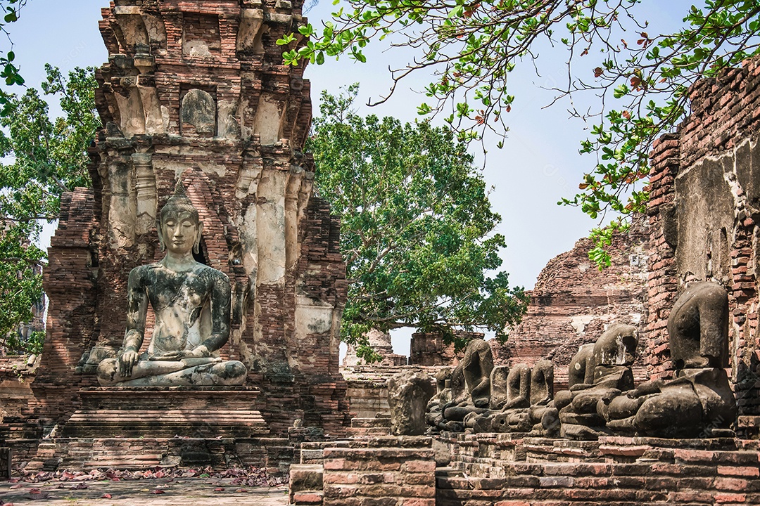 TAILÂNDIA Ruínas e antiguidades no Parque Histórico de Ayutthaya Turistas de todo o mundo decadência de Buda