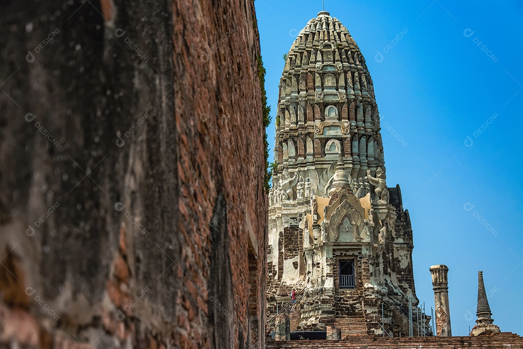 TAILÂNDIA Ruínas e antiguidades no Parque Histórico de Ayutthaya Turistas de todo o mundo decadência de Buda