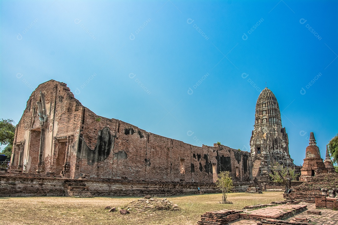 TAILÂNDIA Ruínas e antiguidades no Parque Histórico de Ayutthaya Turistas de todo o mundo decadência de Buda