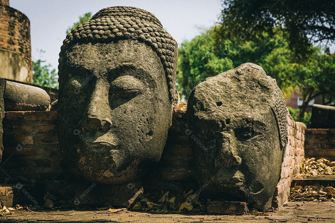 TAILÂNDIA Ruínas e antiguidades no Parque Histórico de Ayutthaya Turistas de todo o mundo decadência de Buda