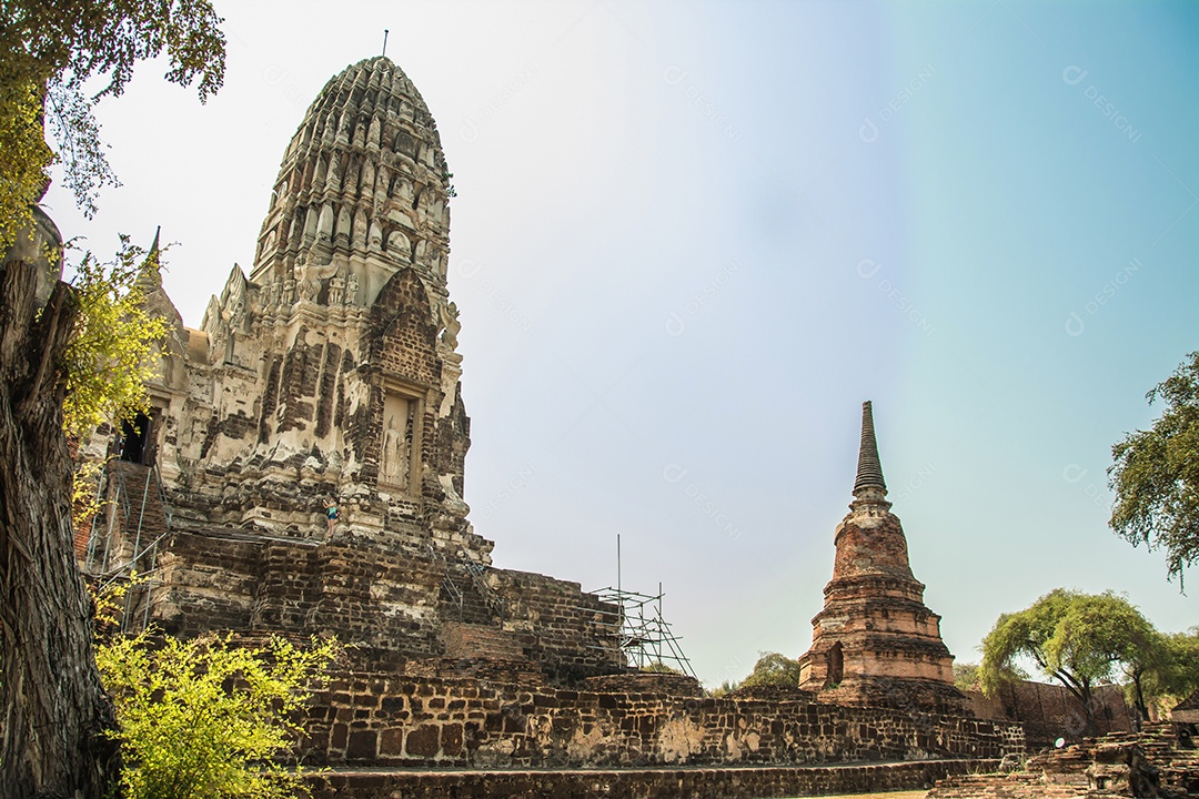 TAILÂNDIA Ruínas e antiguidades no Parque Histórico de Ayutthaya Turistas de todo o mundo decadência de Buda