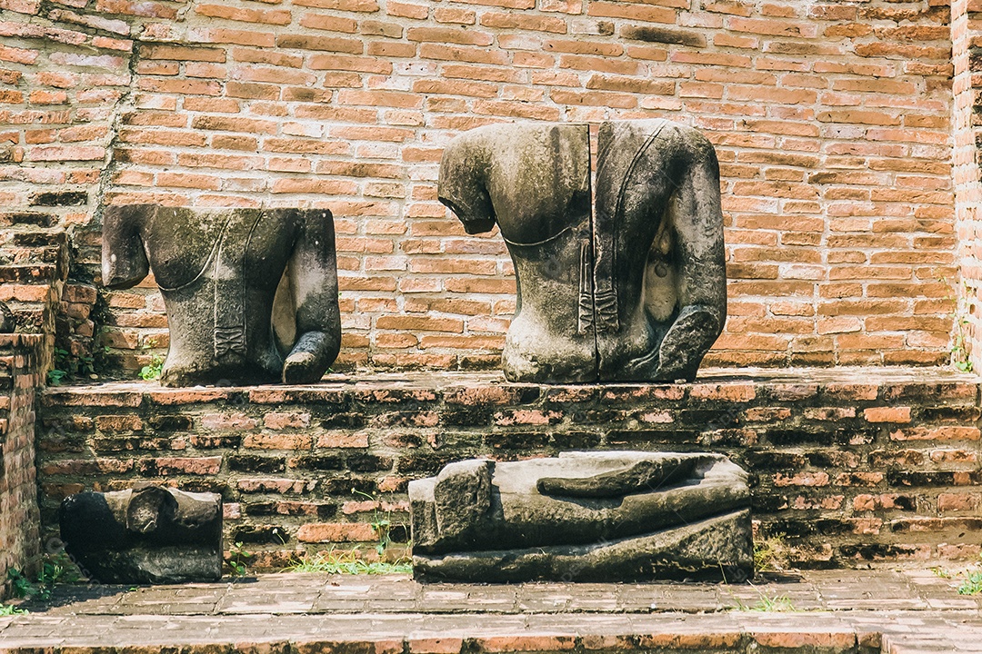 TAILÂNDIA Ruínas e antiguidades no Parque Histórico de Ayutthaya Turistas de todo o mundo decadência de Buda