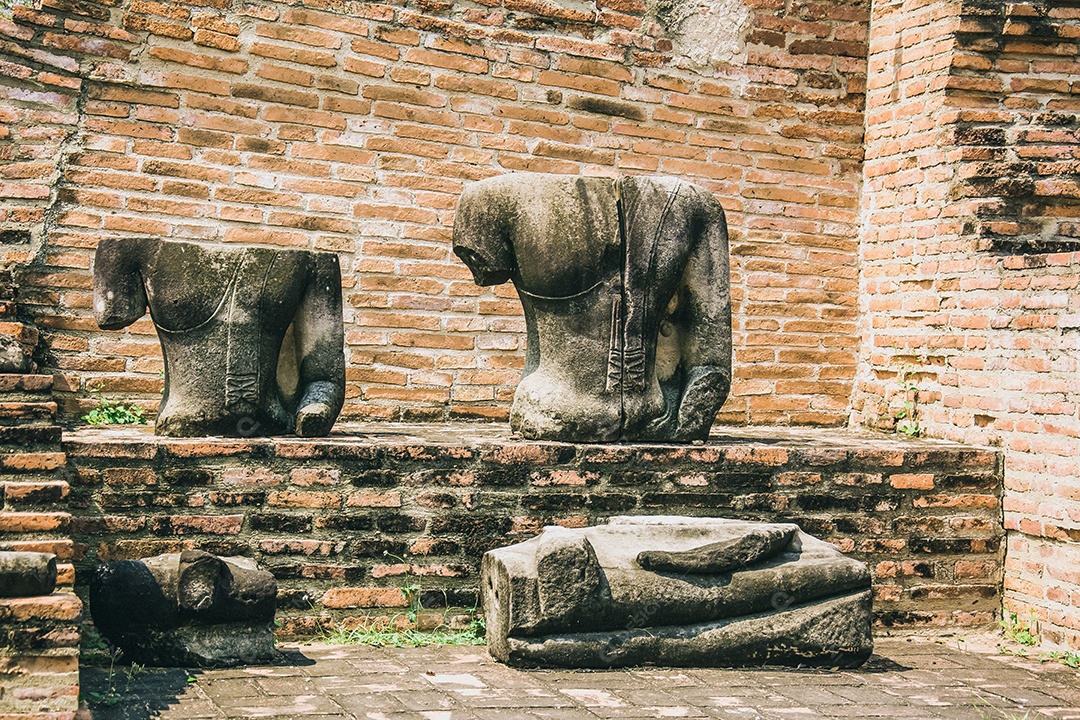 TAILÂNDIA Ruínas e antiguidades no Parque Histórico de Ayutthaya Turistas de todo o mundo decadência de Buda