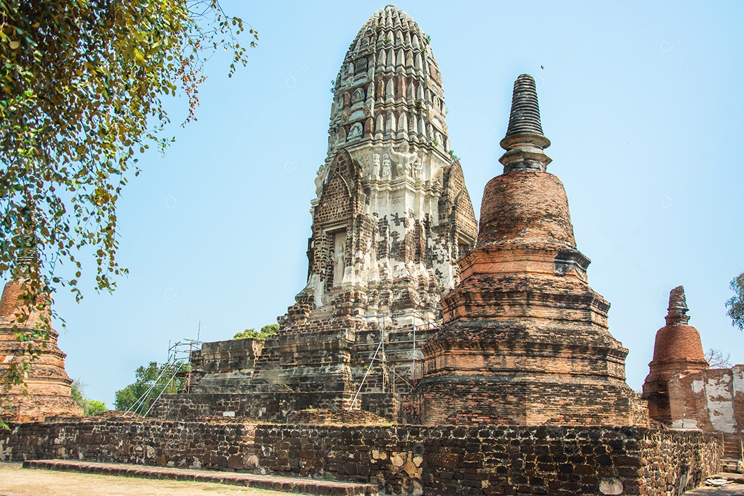 TAILÂNDIA Ruínas e antiguidades no Parque Histórico de Ayutthaya Turistas de todo o mundo decadência de Buda