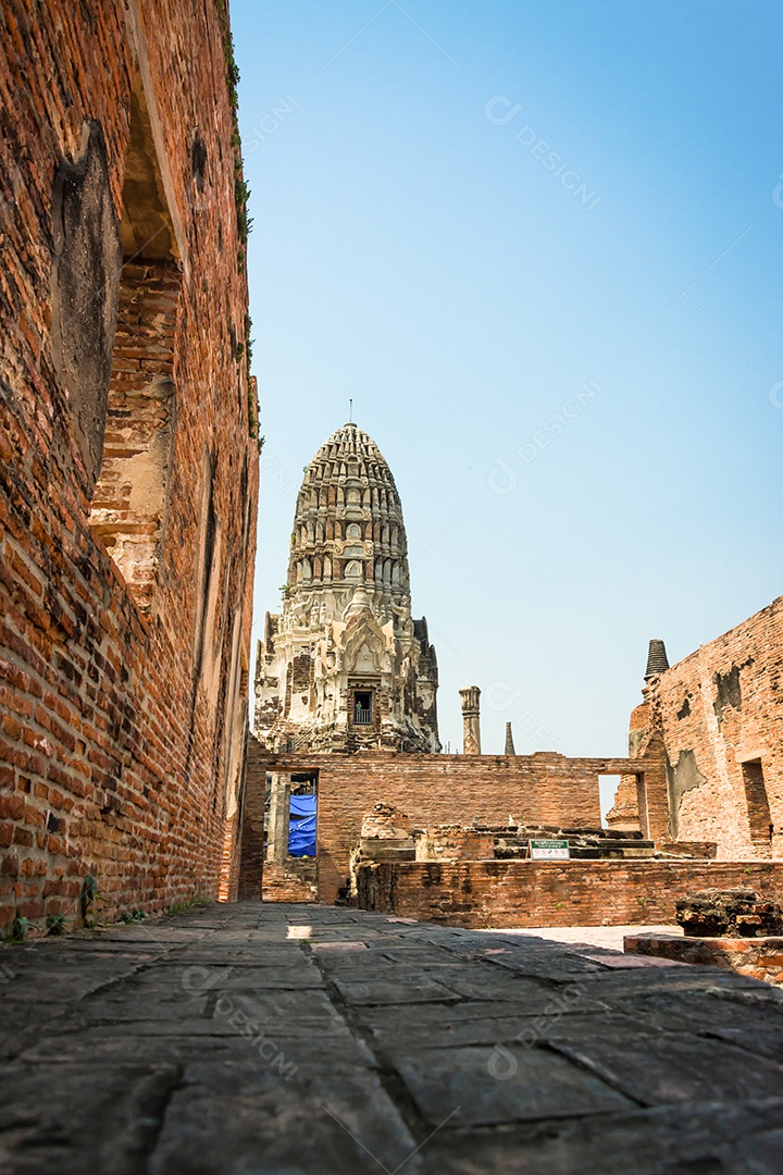 TAILÂNDIA Ruínas e antiguidades no Parque Histórico de Ayutthaya Turistas de todo o mundo decadência de Buda