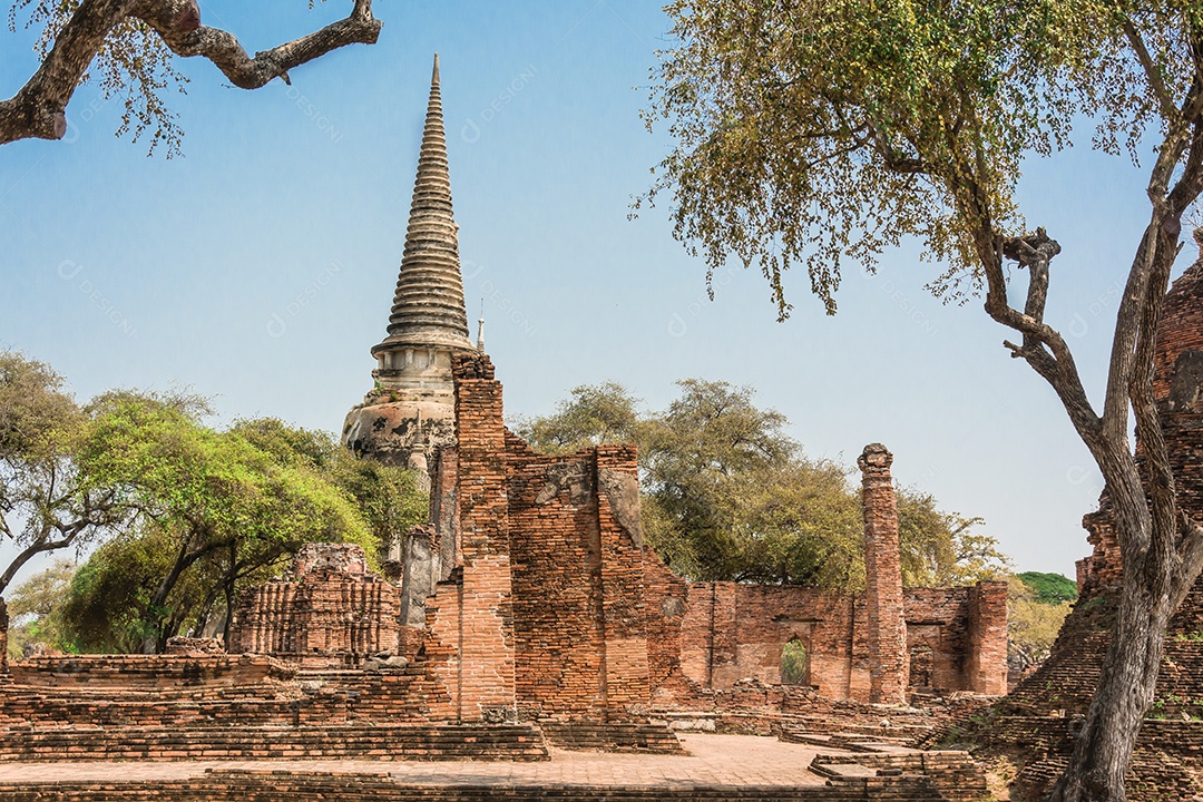 TAILÂNDIA Ruínas e antiguidades no Parque Histórico de Ayutthaya Turistas de todo o mundo decadência de Buda