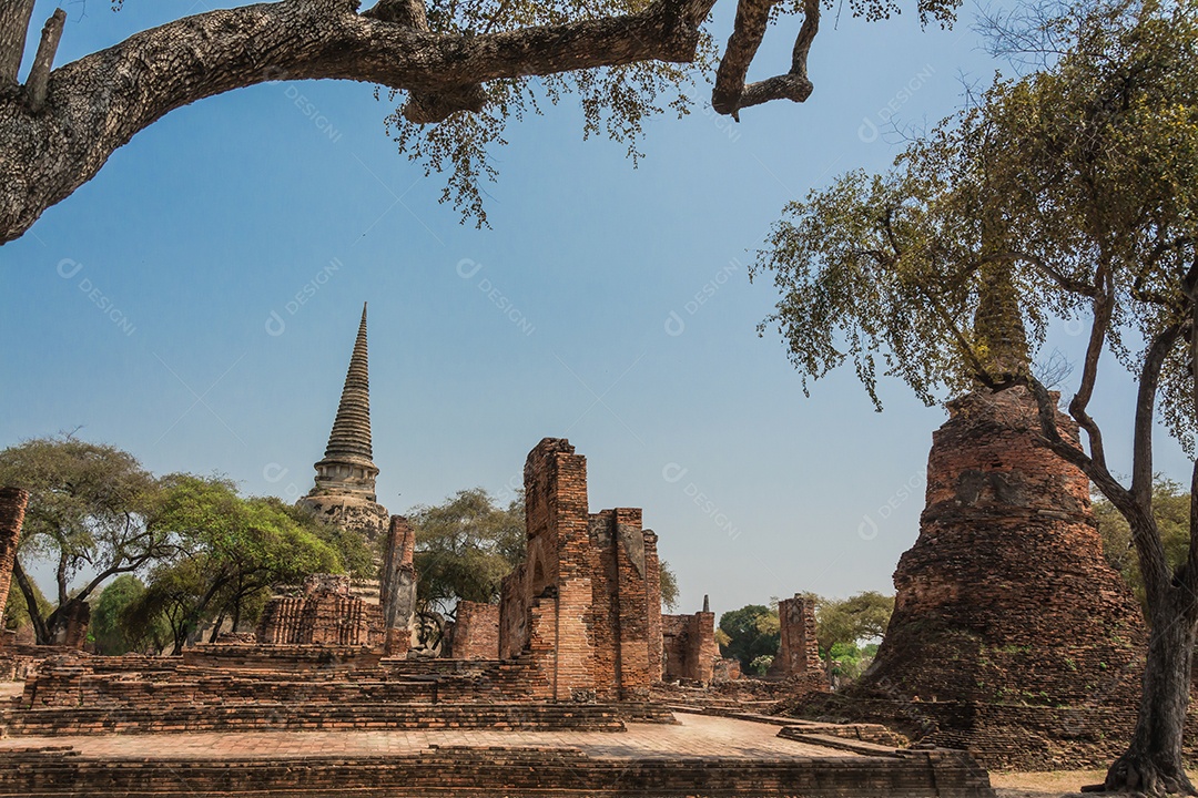 TAILÂNDIA Ruínas e antiguidades no Parque Histórico de Ayutthaya Turistas de todo o mundo decadência de Buda