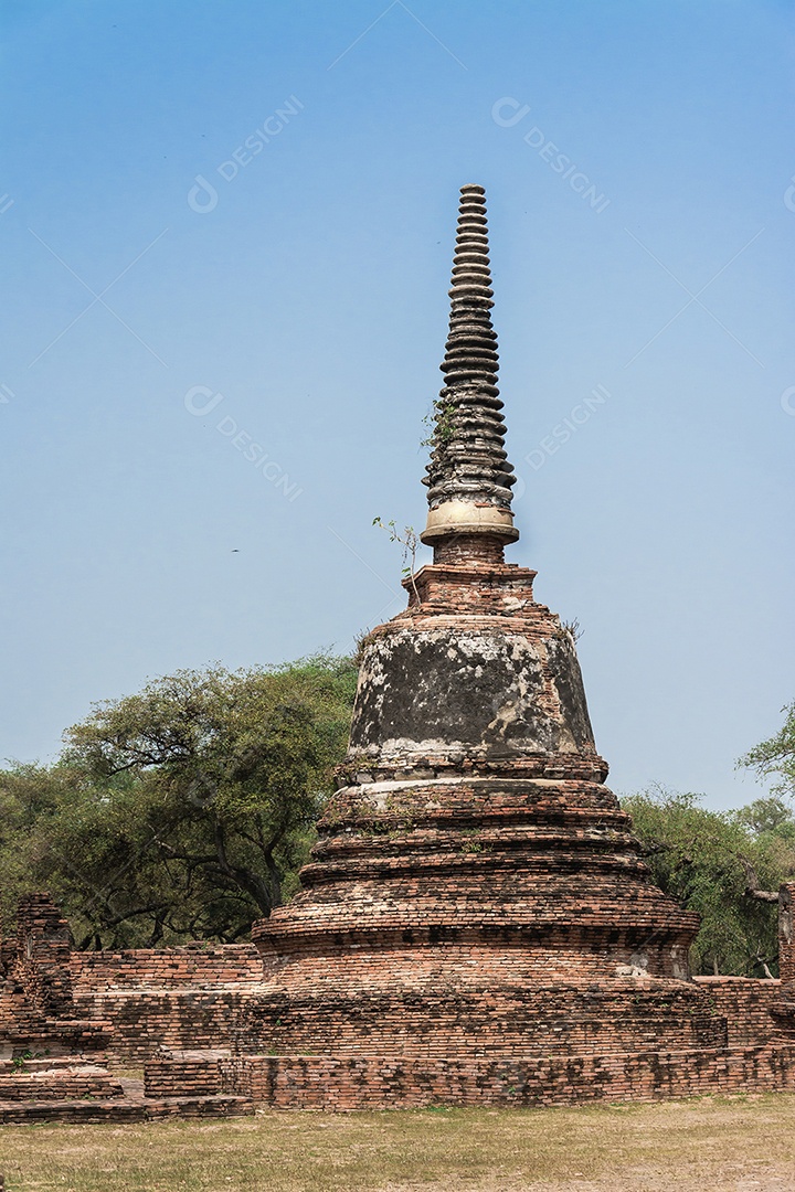 TAILÂNDIA Ruínas e antiguidades no Parque Histórico de Ayutthaya Turistas de todo o mundo decadência de Buda